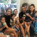 6. November 2017  Jennifer Lopez und Alex Rodriguez zeigen, wie Patchwork geht: Mit ihren vier Kindern - J.Los Zwillingen Emme und Max und Alex' beiden Töchtern Ella und Natasha - gehen sie am gemeinsam Eis essen. Welch entspannter Sonntagnachmittag!