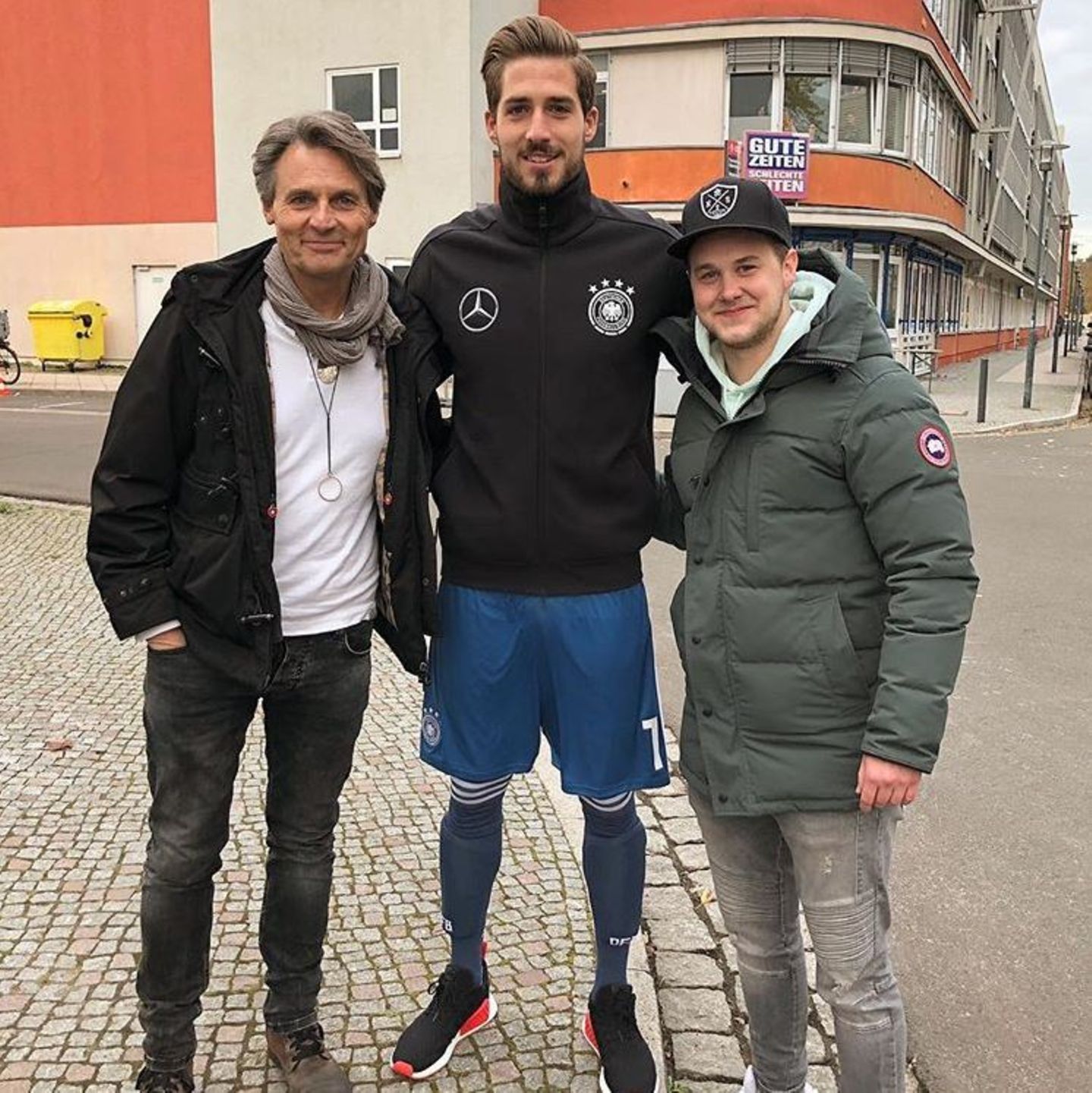 7. November 2017   Fußball-Star Kevin Trapp (m.) freut sich über den Besuch des GZSZ-Sets. Im Bild wird der Nationalspieler von den Schauspielern Wolfgang Bahro (l.) und Felix van Deventer flankiert.