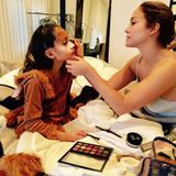 1. November 2017  Zu Halloween geht Jennifer Lopez ihren Mama-Pflichten nach und schminkt ihre Tochter Emme zu einer Wildkatze. Besonders cool: Dafür benutzt sie ihr eigenes Beauty-Case.