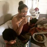 21. Oktober 2017  Ohne Make-up, dafür aber mit Sohnemann Max und einem Becher Kaffee startet Jennifer Lopez in den Sonntag. Herrlich normal!