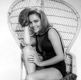 6. November 2017: Karin Dor (79 Jahre)   Sie war das einzige deutsche Bond-Girl: Die Schauspielerin Karin Dor ist in einem Pflegeheim in München gestorben. Sie wurde unter anderem durch ihre Rollen in Karl-May-Verfilmungen "Winnetou II" und Edgar-Wallace-Filmen wie "Der Fälscher von London" und "Der grüne Bogenschütze" bekannt. An der Seite von Sean Connery alias James Bond spielte sie in "Man lebt nur zweimal" die Rolle der Helga Brandt.