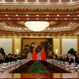 9. November 2017   Links die chinesische Delegation, rechts die US-amerikanische: In der beeindruckenden Halle werden bilaterale Gespräche geführt.