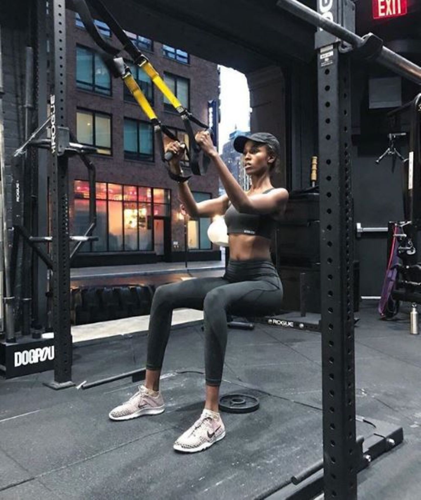 "The DogPound" in New York City ist kurz vor der Runway-Show DIE Anlaufstelle der Models. Das sieht bei Leila Nda nicht anders aus. Mit vollem Körpereinsatz formt sie ihren Körper beim TRX Suspension Training.