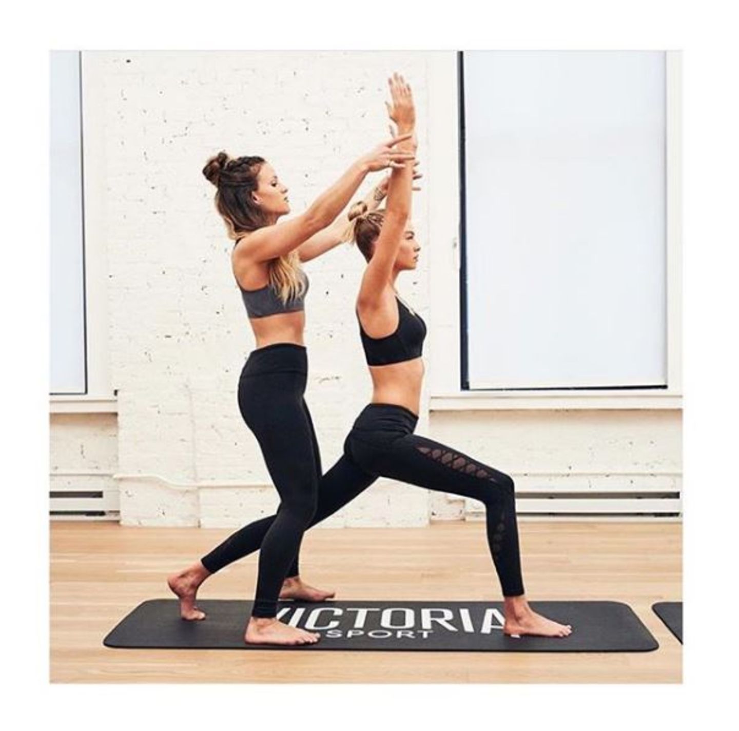 Beim Yoga tut Stella Maxwell ihrem Körper Gutes: Der hohe Ausfallschritt ("High Lunge") stärkt den kompletten Unterkörper, dehnt die Hüfte und Leiste und öffnet die Brust. Das Ergebnis: lange, schmale Muskeln.