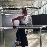 Das dürfte mächtig Muskelkater geben! Josephine Skriver trainiert ihren Trizeps, indem sie Dips macht.