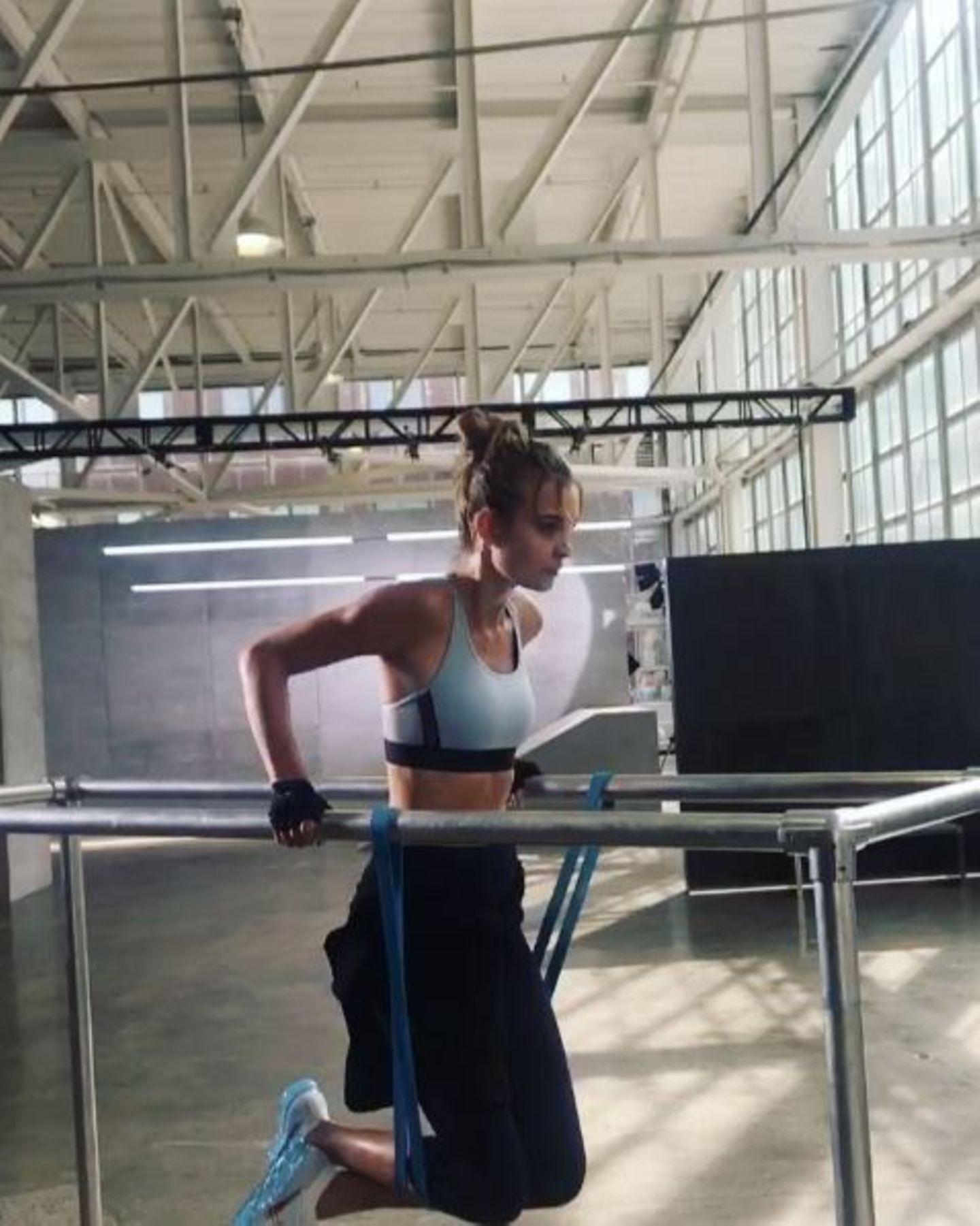 Das dürfte mächtig Muskelkater geben! Josephine Skriver trainiert ihren Trizeps, indem sie Dips macht.