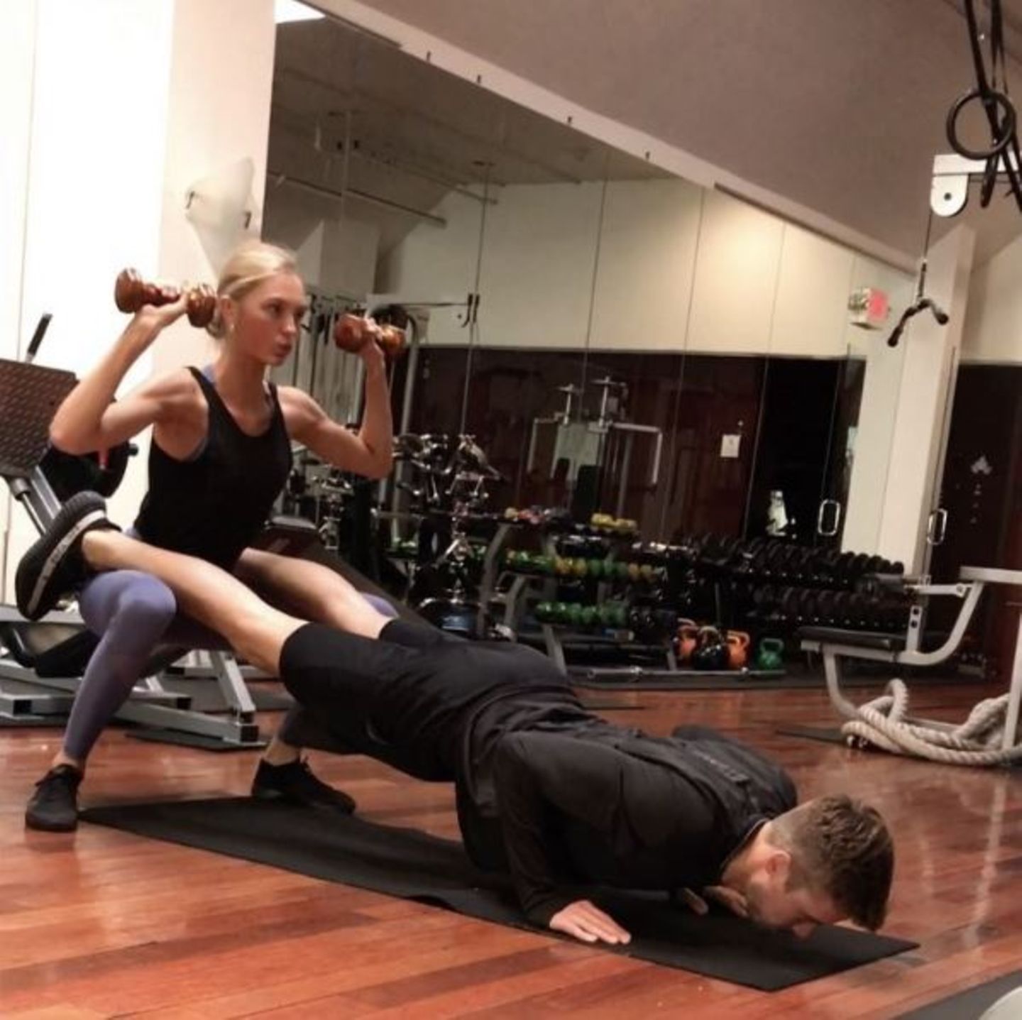 Romee Strijd trainiert nicht etwa mit einem Personal Coach, sondern mit ihrem Freund Laurens van Leeuwen. Dafür haben sie ein Pärchen-Programm, bei dem sie vor allem auf Gewichte zurückgreifen und ihre eigene Körperspannung schulen.