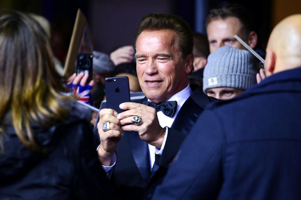 Arnold Schwarzenegger ("Legend of the Century") hält die Eindrücke des Abends mit seinem Handy fest. 