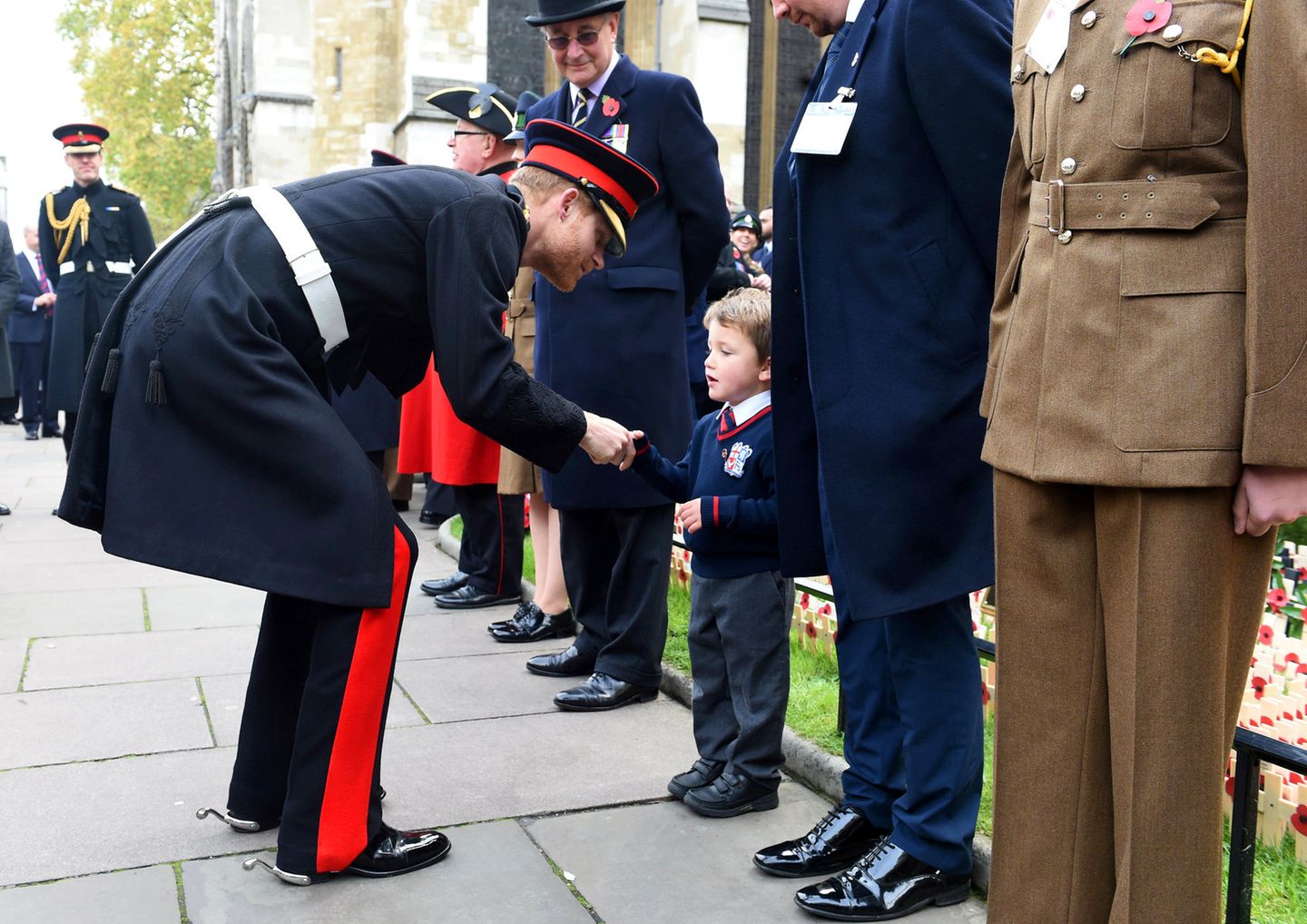 9. November 2017  Genau für solche Momente lieben wir Prinz Harry. Liebevoll bückt er sich beim Besuch des Field of Remembrance an der Westminster Abbey zu dem kleinen Fan hinunter und schüttelt ihm die Hand. 