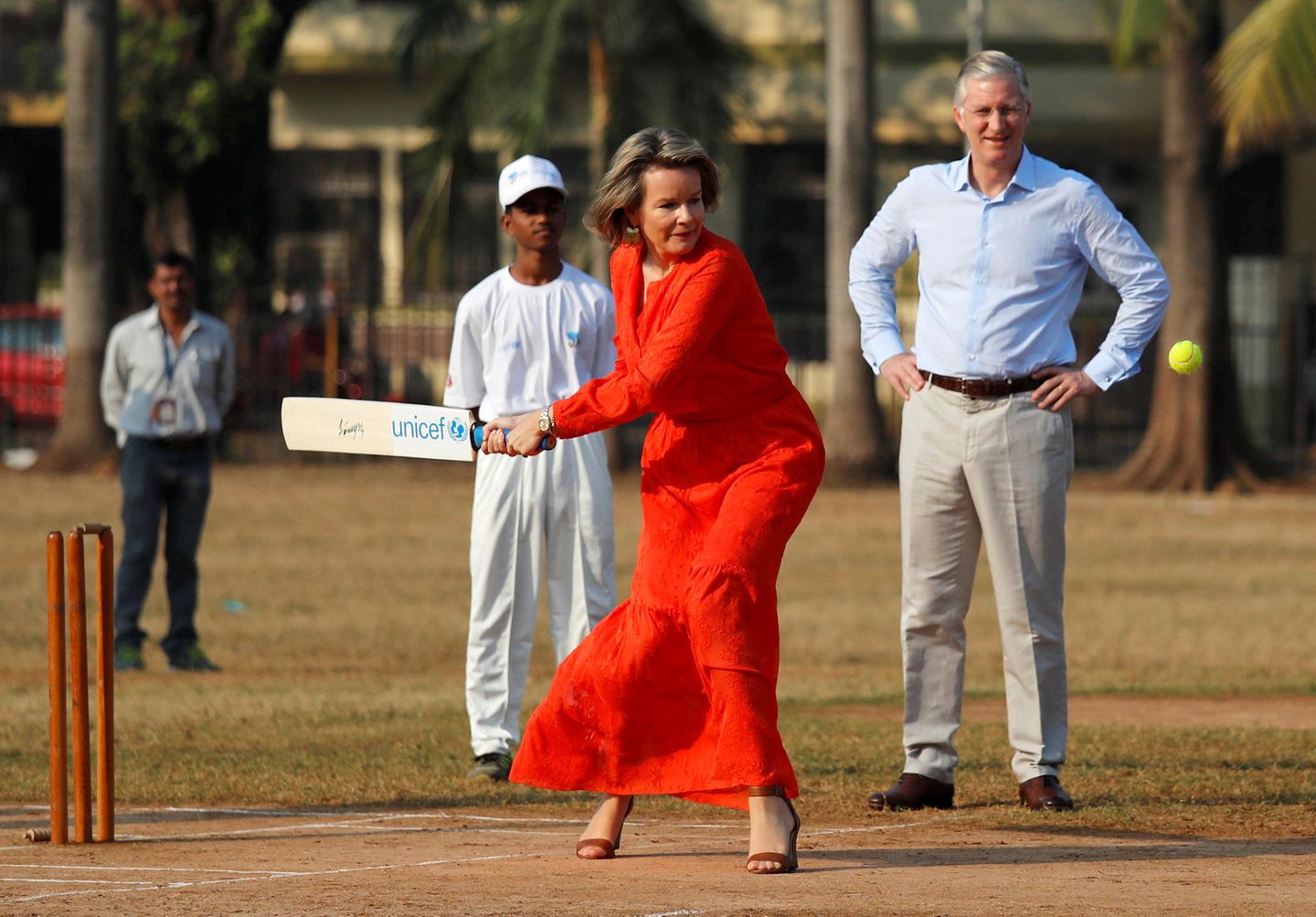 10. November 2017  Das kann nur eine Königin: In Mumbai steht Königin Mathilde von Belgien in hohen Schuhen und einem eleganten Kleid auf dem Cricket-Spielfeld und schlägt ganz grazil den Ball. Auch König Philippe im Hintergrund ist ganz fasziniert von seiner Frau. 