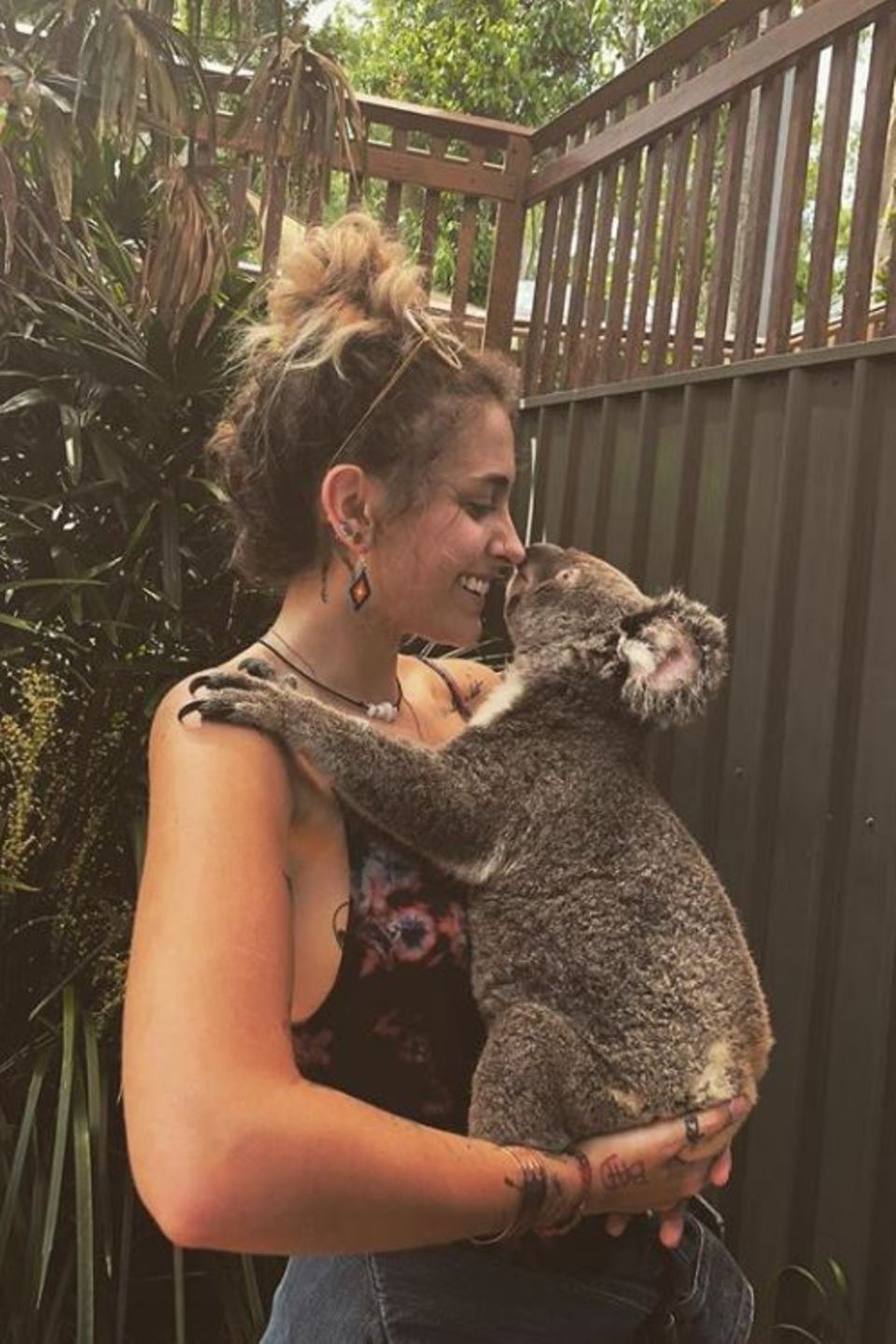 Ist das niedlich! Paris Jackson genießt eine Schmuserunde mit einem niedlichen Koala.