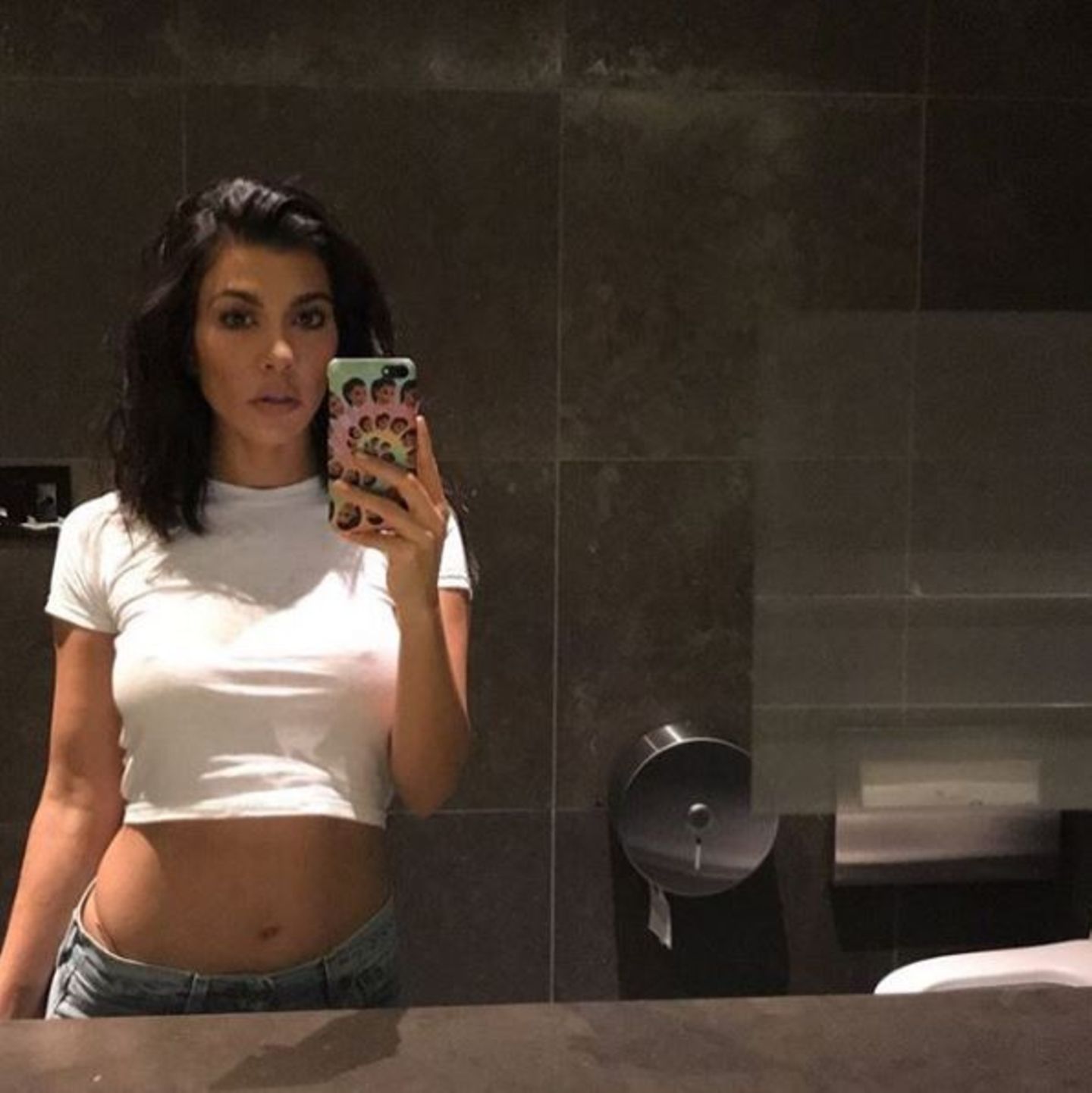 Eigentlich möchte Kourtney Kardashian mit diesem Spiegel-Selfie ihren neuen Haarschnitt präsentieren. Dass sie keinen BH trägt, lenkt allerdings etwas von ihrem Bob ab.