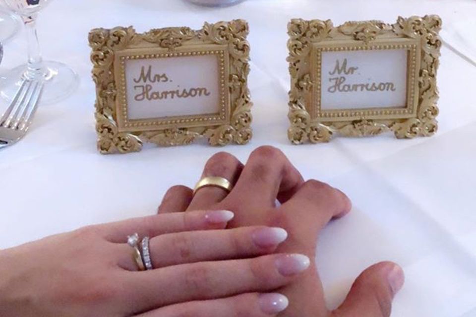 Dominic Harrison und Sarah Nowak zeigen in den Instagram-Stories stolz ihre Eheringe