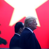 12. November 2017   Über dem Kopf des US-Präsidenten leuchtet ein Stern auf Rot; Symbol der Führung der Kommunistischen Partei Vietnams.