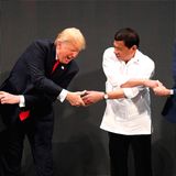 13. November 2017   Donald Trump und Präsident der Philippinen Rodrigo Duterte amüsieren sich während der Eröffnungszeremonie der "ASEAN-Versammlung" in Manila. 