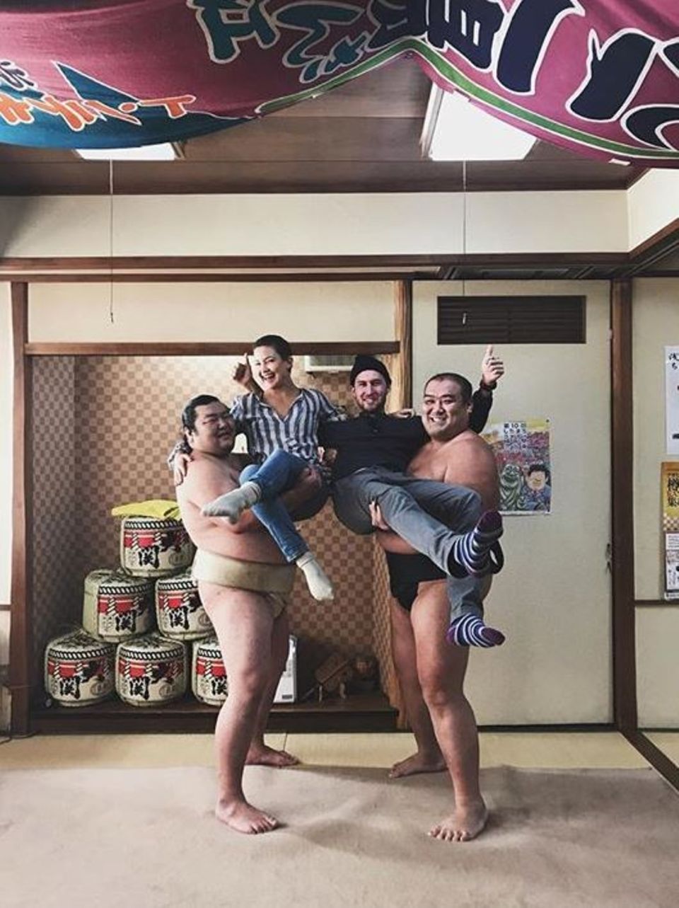 12. November 2017 Hollywoodstar Kate Hudson und ihr Freund Danny Fujikawa amüsieren sich in Japan: Auf dem Foto zeigen sie sich in den Armen zweier bärenstarker Sumoringer. Die prominenten Urlauber wirken wie Kinder, verglichen mit den Kampfsportlern. 12. November 2017 Hollywoodstar Kate Hudson und ihr Freund Danny Fujikawa amüsieren sich in Japan: Auf dem Foto zeigen sie sich in den Armen zweier bärenstarker Sumoringer. Die prominenten Urlauber wirken wie Kinder, verglichen mit den Kampfsportlern.