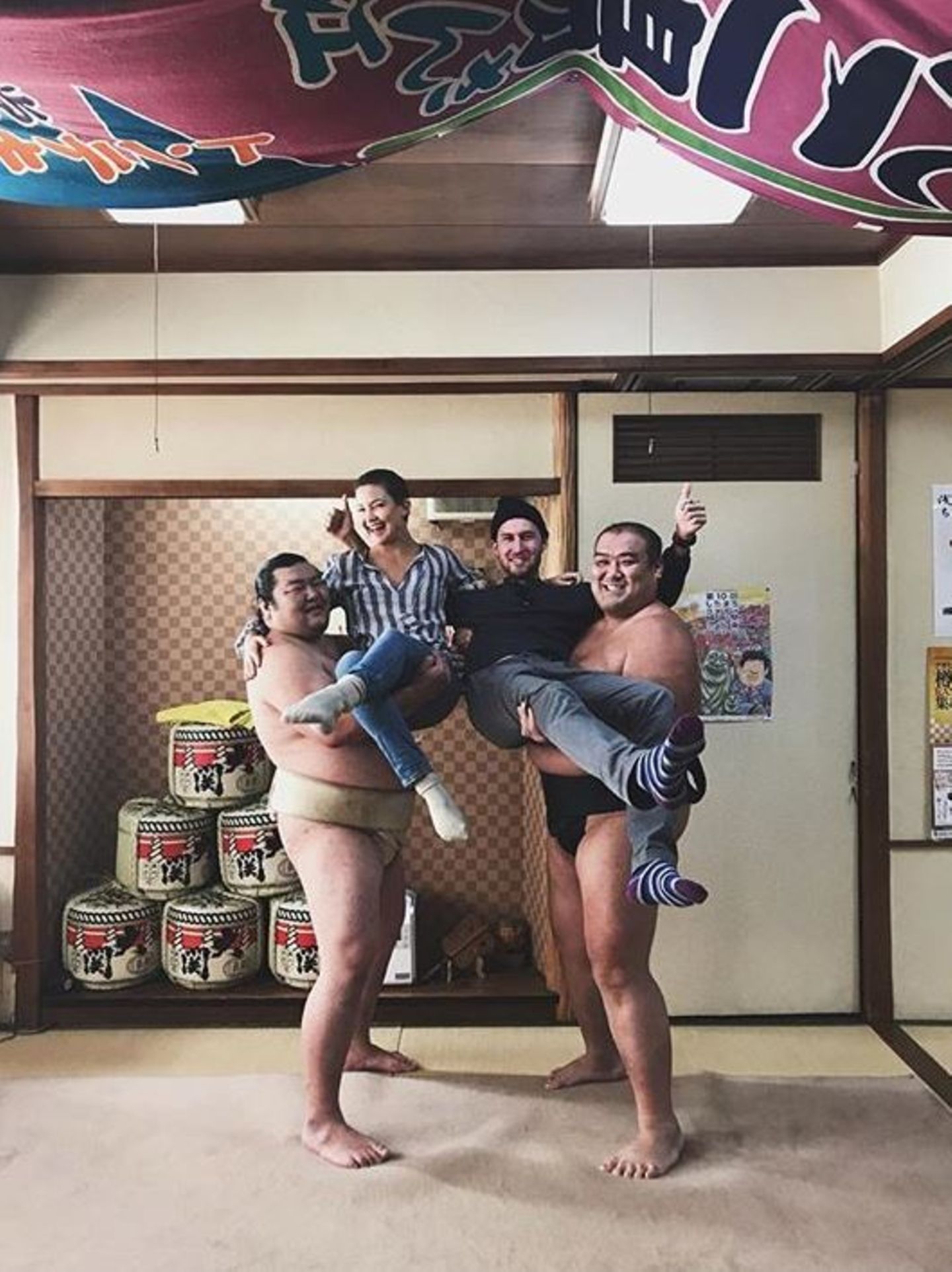 12. November 2017   Hollywoodstar Kate Hudson und ihr Freund Danny Fujikawa amüsieren sich in Japan: Auf dem Foto zeigen sie sich in den Armen zweier bärenstarker Sumoringer. Die prominenten Urlauber wirken wie Kinder, verglichen mit den Kampfsportlern.