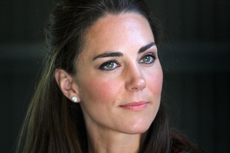 Herzogin Catherine: 2011 besuchen Prinz William und seine Frau Canada. Zu so einem Anlass gehört es zum guten Ton im Hause Windsor, dass sich die Damen mit der Diamantbrosche in Form eines Ahornblattes zeigen. 2011 besuchen Prinz William und seine Frau Canada. Zu so einem Anlass gehört es zum guten Ton im Hause Windsor, dass sich die Damen mit der Diamantbrosche in Form eines Ahornblattes zeigen.