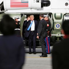 14. November 2017   Mit dem Hubschrauber kommt Donald Trump am Flughafen Manilas an, wo er von salutierenden US-Soladaten in Empfang genommen wird.
