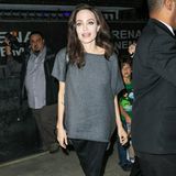 In einer weiten Kombination aus Rock und grauem Oberteil kann Schauspielerin Angelina Jolie ihre schmale Figur noch verstecken, doch in einem anderen Look ist deutlich zu erkennen, wie dünn sie ist!
