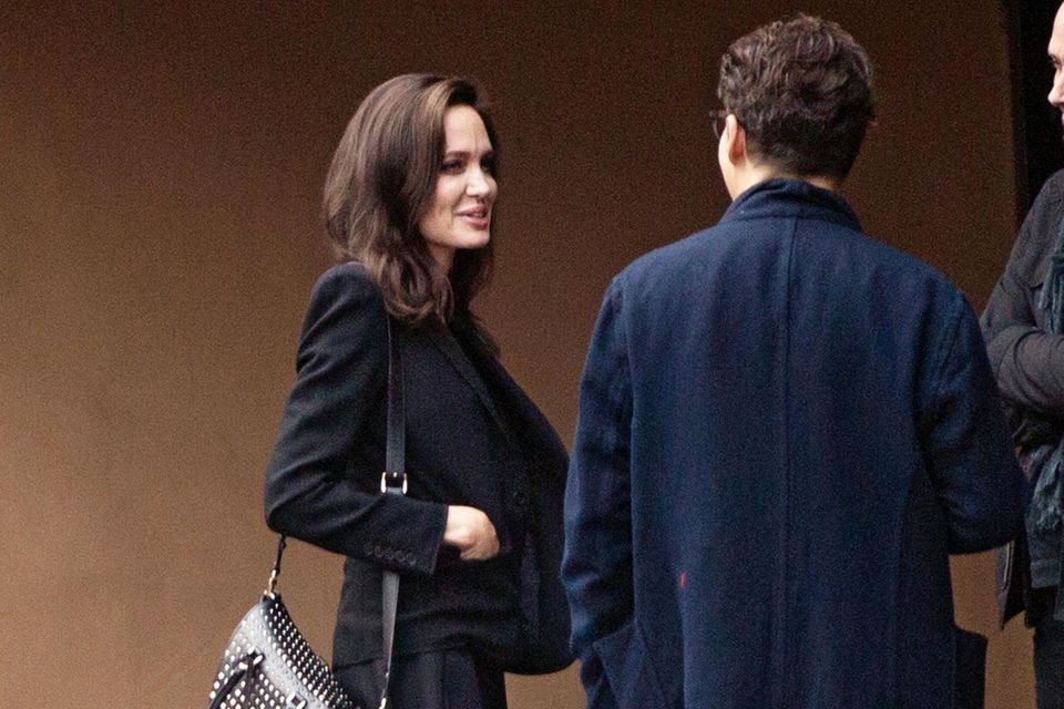 Angelina Jolie : Vor allem von der Seite lässt sich in diesem schwarzen Kleid erkennen, wie extrem dünn Angelina Jolie ist. Sie wirkt im wahrsten Sinne des Wortes wie ein Strich in der Landschaft Vor allem von der Seite lässt sich in diesem schwarzen Kleid erkennen, wie extrem dünn Angelina Jolie ist. Sie wirkt im wahrsten Sinne des Wortes wie ein Strich in der Landschaft