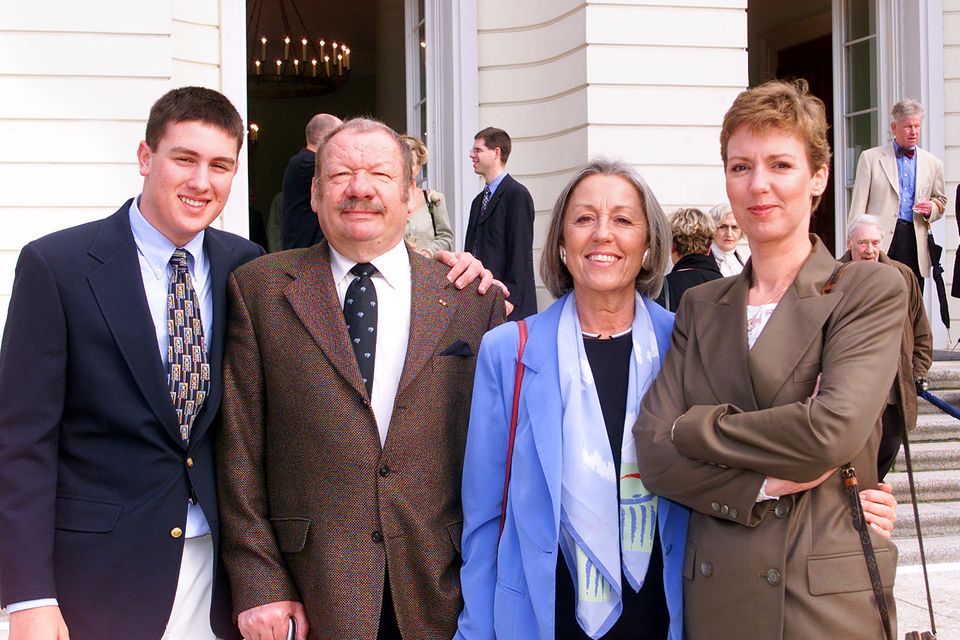 Der Bachelor 2018: Teenie Daniel Völz mit Opa Wolfgang Völz, Oma Roswitha Völz und Mama Rebecca Völz (v.l.n.r.) 2000 in Berlin. Teenie Daniel Völz mit Opa Wolfgang Völz, Oma Roswitha Völz und Mama Rebecca Völz (v.l.n.r.) 2000 in Berlin.
