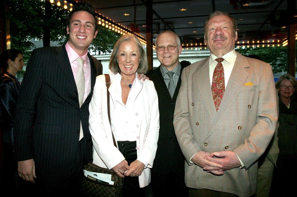 Der Bachelor 2018: 2005 ist der Bachelor optisch um einiges reifer geworden: Daniel Völz mit Oma Roswitha Völz, Theater-Leiter Georg Strecker und Opa Wolfgang Völz (v.l.n.r.) in Berlin. 2005 ist der Bachelor optisch um einiges reifer geworden: Daniel Völz mit Oma Roswitha Völz, Theater-Leiter Georg Strecker und Opa Wolfgang Völz (v.l.n.r.) in Berlin.