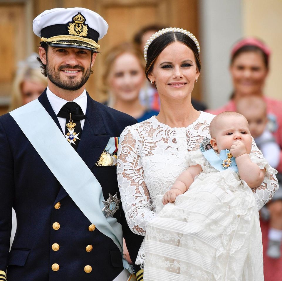 Prinz Carl Philip und Prinzessin Sofia mit Söhnchen Alexander bei dessen Taufe im September 2016
