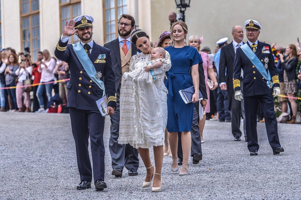 Prinz Carl Philip + Prinzessin Sofia: So kannte man es bisher aus Schweden: Die royale Taufgesellschaft - die Eltern mit dem Täufling, gefolgt von den Paten und dem Königspaar - verlässt die Kirche und geht zu Fuß an den vielen Gratulanten vorbei zum Schloss. Bei Prinz Gabriels Taufe wird dieser Weg außen herum verkürzt. So kannte man es bisher aus Schweden: Die royale Taufgesellschaft - die Eltern mit dem Täufling, gefolgt von den Paten und dem Königspaar - verlässt die Kirche und geht zu Fuß an den vielen Gratulanten vorbei zum Schloss. Bei Prinz Gabriels Taufe wird dieser Weg außen herum verkürzt.