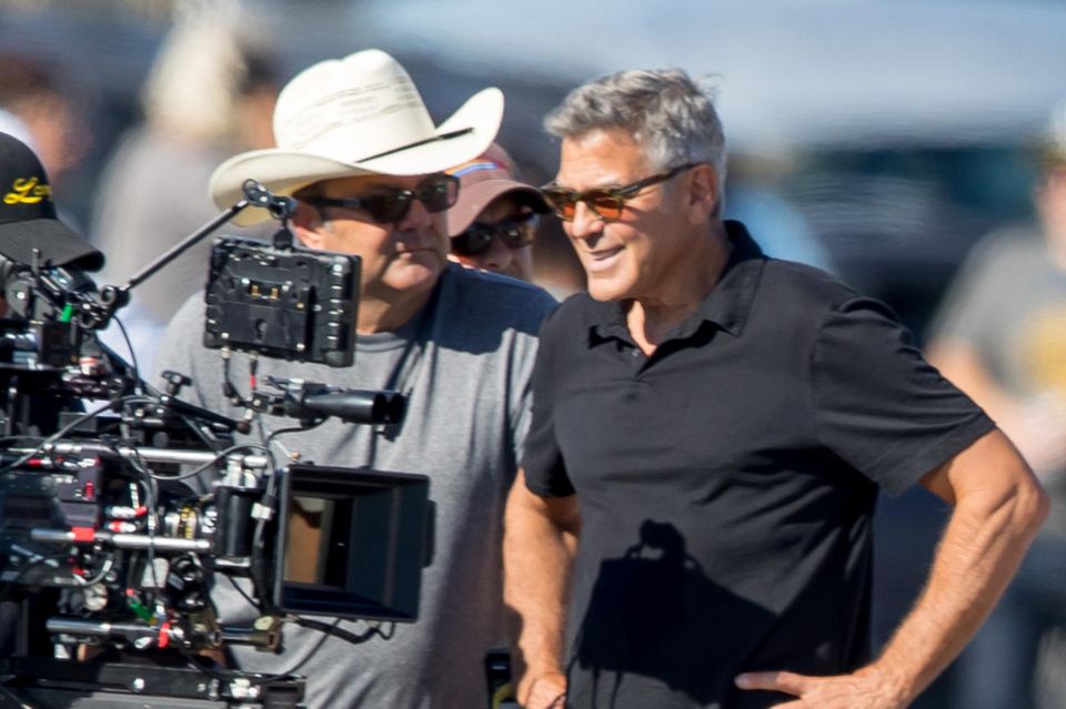 Amal Clooney + George Clooney: Der Mann, der sagt, wo es langgeht: George Clooney als Regisseur beim Dreh des Vorstadtdramas "Suburbicon" (aktuell im Kino) Der Mann, der sagt, wo es langgeht: George Clooney als Regisseur beim Dreh des Vorstadtdramas "Suburbicon" (aktuell im Kino)