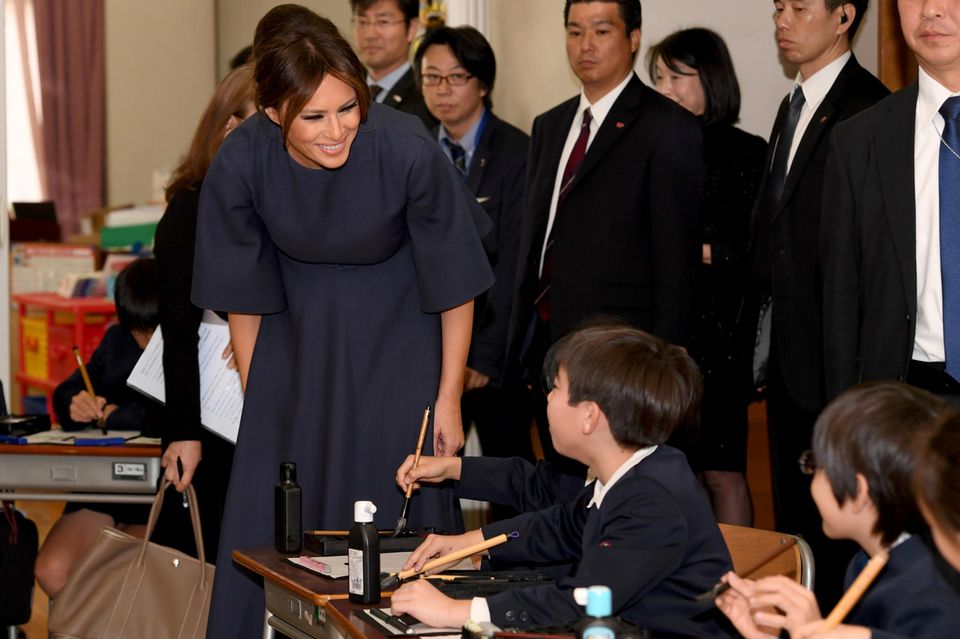 Melania Trump: In der Gegenwart von Kindern wird sie locker: Die First Lady im Kalligrafie-Kurs einer Tokioter Grundschule In der Gegenwart von Kindern wird sie locker: Die First Lady im Kalligrafie-Kurs einer Tokioter Grundschule