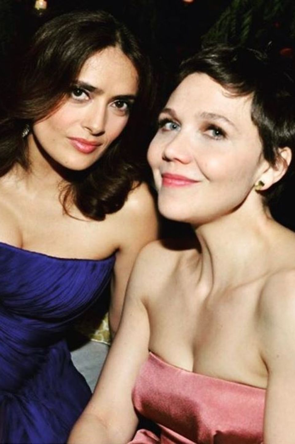 Salma Hayek und Maggie Gyllenhaal Mit diesem Throwback-Foto gratuliert Salma Hayek ihrer Schauspielkollegin und Freundin Maggie Gyllenhaal zum Geburtstag. Salma Hayek und Maggie Gyllenhaal Mit diesem Throwback-Foto gratuliert Salma Hayek ihrer Schauspielkollegin und Freundin Maggie Gyllenhaal zum Geburtstag.