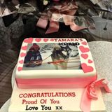 Tamara Ecclestone freut sich über die Glückwünsche ihrer Familie in Form einer leckeren Torte. "Tamaras World" steht auf der Süßigkeit geschrieben; so heißt die Reality-TV-Serie der Milliardärstochter.