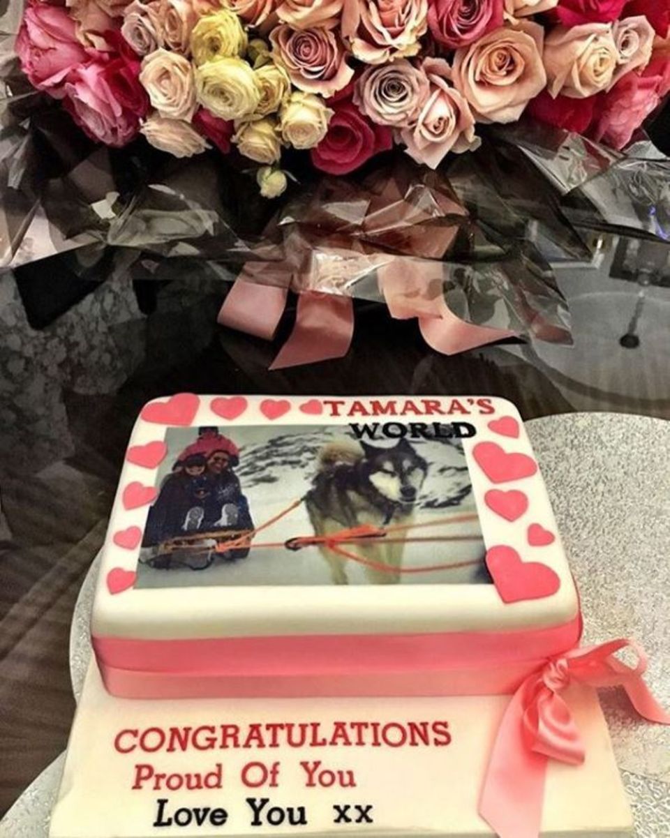 Tamara Ecclestone freut sich über die Glückwünsche ihrer Familie in Form einer leckeren Torte. "Tamaras World" steht auf der Süßigkeit geschrieben; so heißt die Reality-TV-Serie der Milliardärstochter. Tamara Ecclestone freut sich über die Glückwünsche ihrer Familie in Form einer leckeren Torte. "Tamaras World" steht auf der Süßigkeit geschrieben; so heißt die Reality-TV-Serie der Milliardärstochter.