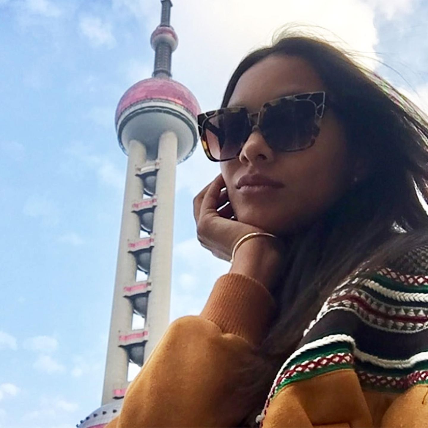 Lais Ribeiro macht nach ihrer Ankunft in Shanghai gleich ein wenig Sightseeing und postet dieses Selfie mit dem berühmten Oriental Pearl Tower, dem dritthöchsten Fernsehturm Asiens.