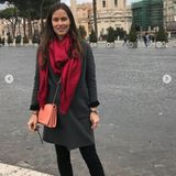Gerade erst reiste Ana Ivanovic zusammen mit Ehemann Bastian Schweinsteiger nach Rom. Auf ihrem Instagram-Account teilte sie fleißig Eindrücke von ihrem romantischen Trip. In einem grau-schwarzen Outfit mit farbenfrohen Accessoires erkundete sie die Stadt. Immer mit dabei: Das knallrote Tuch von Louis Vuitton.