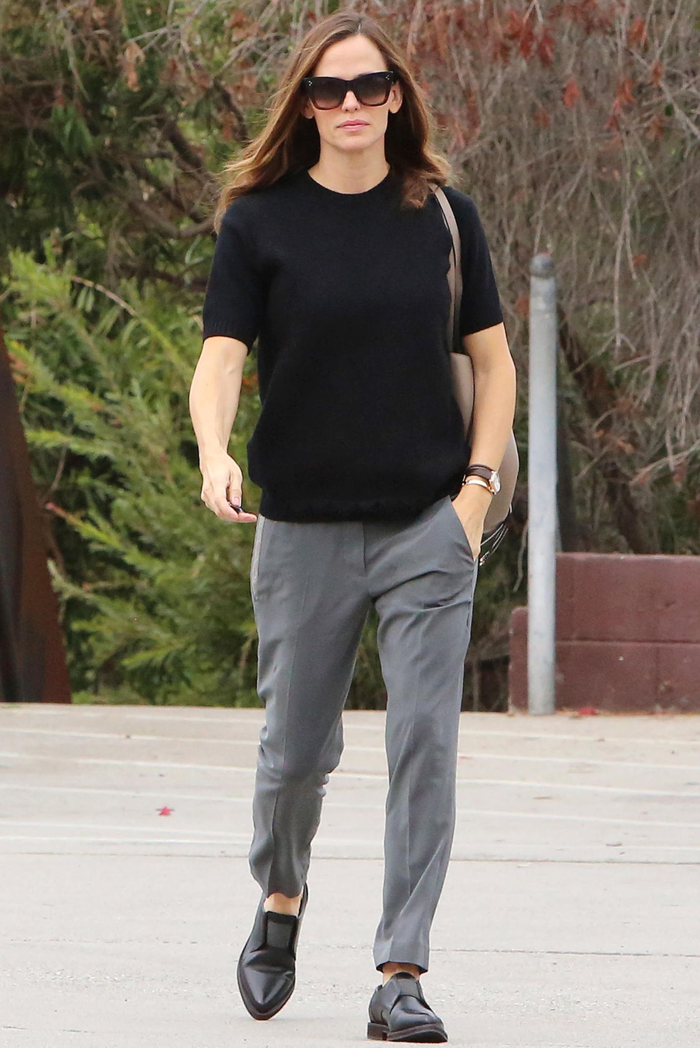 Tagsüber mag es Jennifer Garner eher casual. In einer lockeren grauen Hose, mit schwarzem Pulli und XXL-Sonnenbrille schlendert sie durch die Straßen von Los Angeles. Ihre Haare trägt sie offen und ungestylt, auch auf Make-up verzichtet die Dreifach-Mama. 