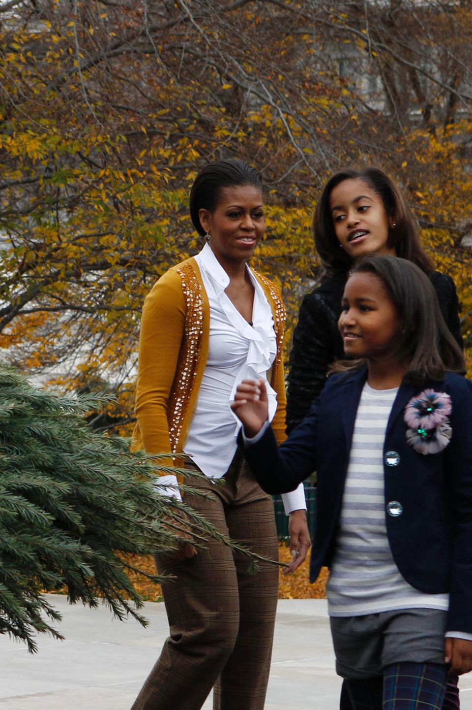 Michelle Obama (Mitte) und ihre Töchter Malia Obama (r.) und Sasha Obama (vorne) begutachten den Weihnachtsbaum, der vor das Weiße Haus geliefert wird 