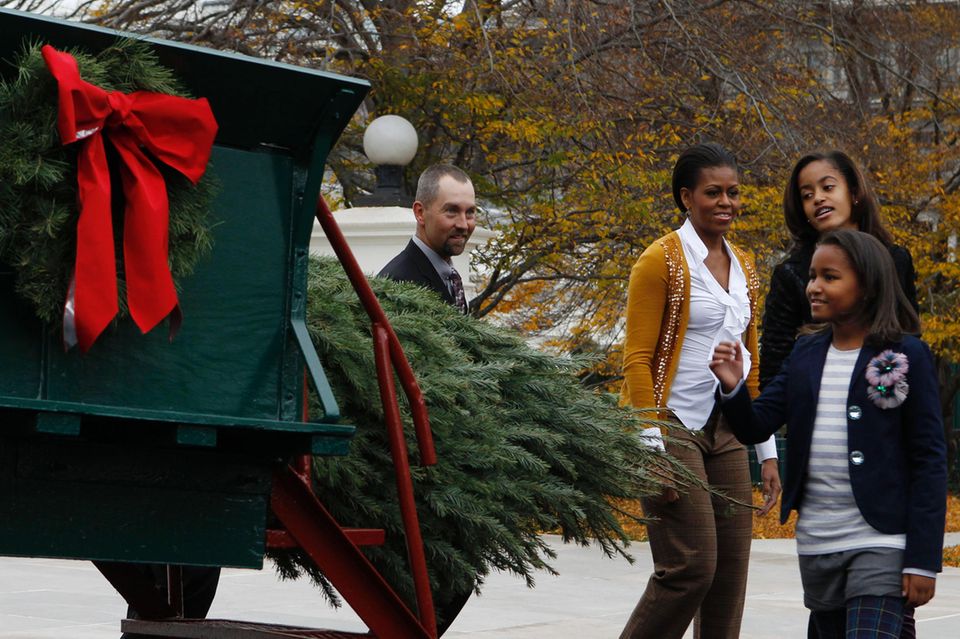 Melania Trump: Michelle Obama (Mitte) und ihre Töchter Malia Obama (r.) und Sasha Obama (vorne) begutachten den Weihnachtsbaum, der vor das Weiße Haus geliefert wird Michelle Obama (Mitte) und ihre Töchter Malia Obama (r.) und Sasha Obama (vorne) begutachten den Weihnachtsbaum, der vor das Weiße Haus geliefert wird
