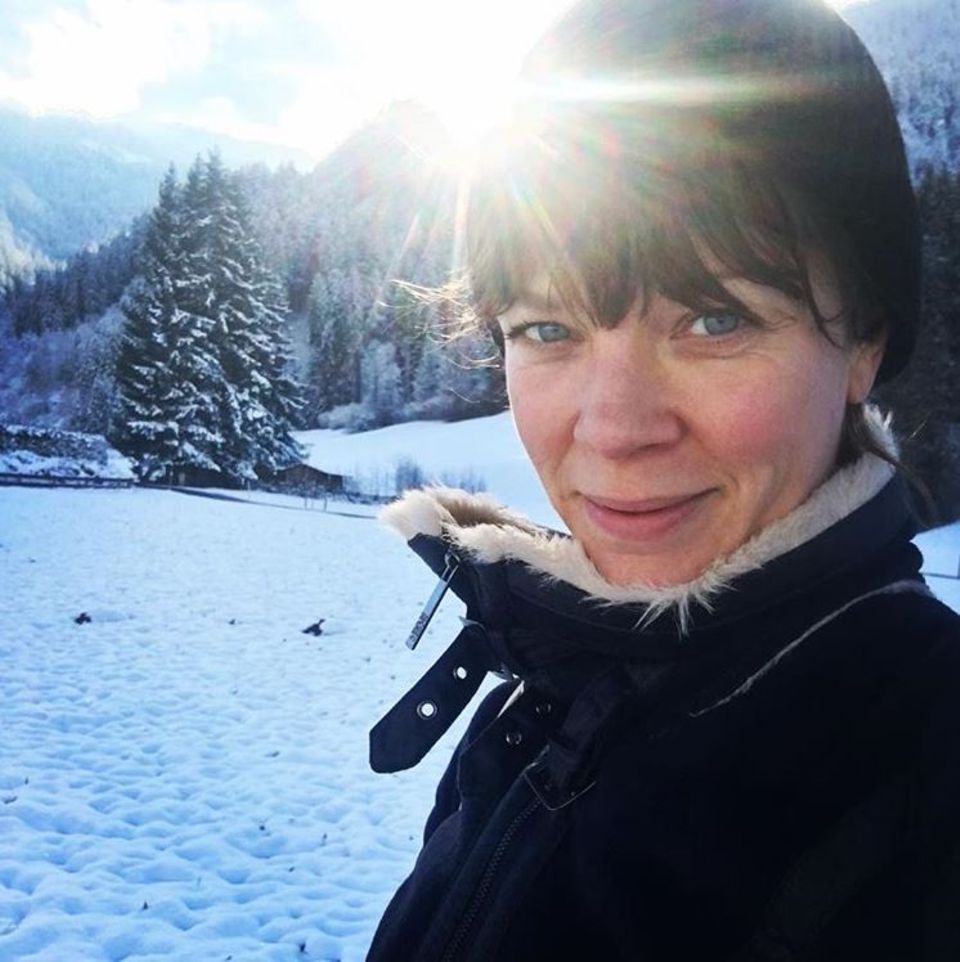 Ein Selfie vor verschneiter Traumkulisse. Schauspielerin Jessica Schwarz genießt die kalte, klare Schneeluft. Ein Selfie vor verschneiter Traumkulisse. Schauspielerin Jessica Schwarz genießt die kalte, klare Schneeluft.
