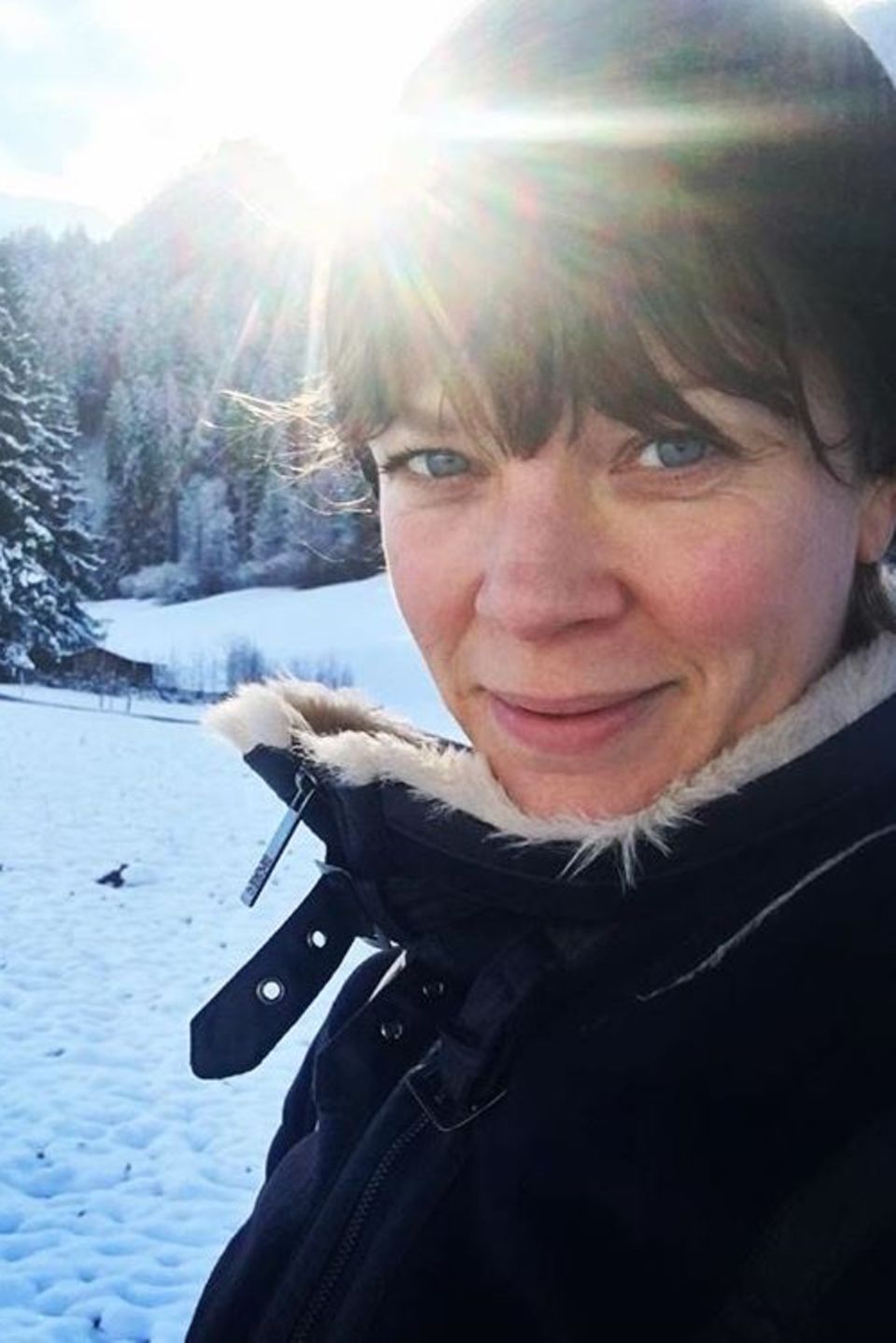 Ein Selfie vor verschneiter Traumkulisse. Schauspielerin Jessica Schwarz genießt die kalte, klare Schneeluft.