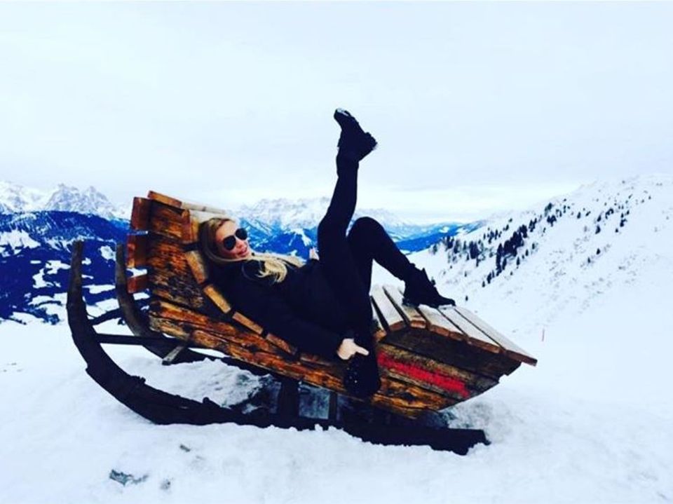 Was für eine Aussicht! Charlotte Würdig zeigt ein Throwbackfoto eines wunderschönen Plätzchens vor atemberaubender Schneelandschaft. Was für eine Aussicht! Charlotte Würdig zeigt ein Throwbackfoto eines wunderschönen Plätzchens vor atemberaubender Schneelandschaft.
