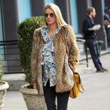 Auch in ihrer Schwangerschaft ist Nicky Hilton stets super stylisch unterwegs. Hier streift sie dunkler Jeans, gemusterter Volant-Bluse und Felljacke durch New York.