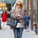 In einem coolen Look schlendert die schwangere Nicky Hilton durch New York. Zur Blue Jeans kombiniert sie eine weiße Bluse, einen dunkelblauen Pullover und eine bunte Jacke im Hahnentritt-Muster. Doch wo ist der Babybauch der Hotelerbin geblieben? Den versteckt sie stilvoll hinter einer luxuriösen Birkin Bag von Hermès.