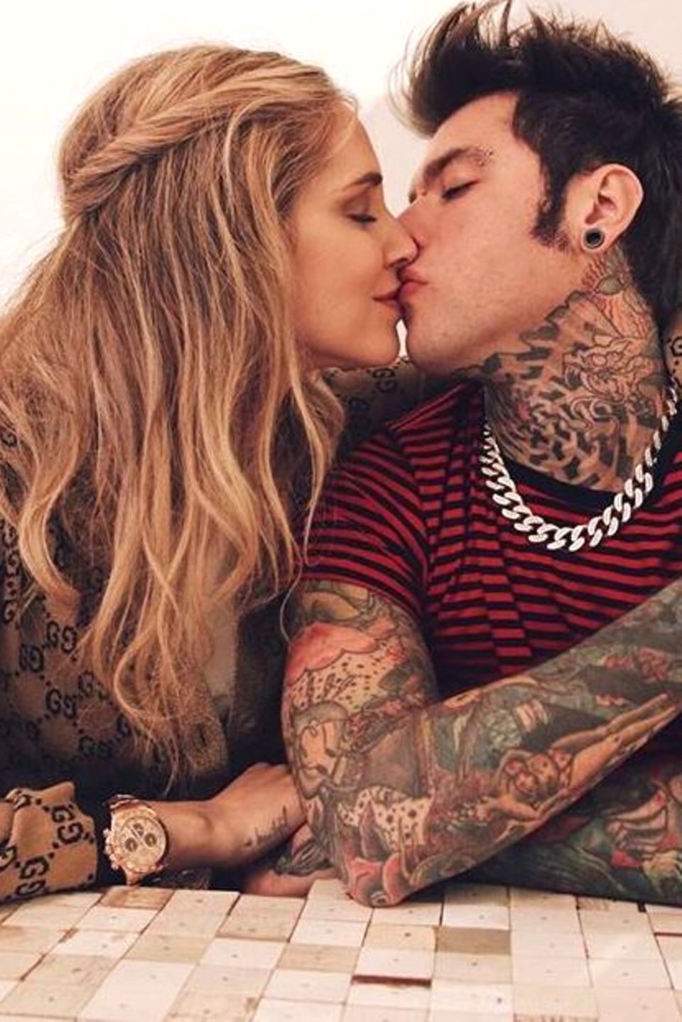 Chiara Ferragni und ihr Verlobter Fedez zeigen sich gerne knutschend: Die Mode-Influencerin und der Rapper erwarten voller Vorfreude ihr erstes Kind.