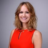 Isabell Ege ist "Jessica Bronckhorst"  Jessica Bronckhorst führt ein dunkles Kapitel ihres Lebens an den "Fürstenhof": Viktor Saalfeld war einst an einem Raubüberfall beteiligt, bei dem die attraktive Kassiererin angeschossen wurde. Seitdem leidet Jessica unter starken Schmerzen. Viktors Versuch der Wiedergutmachung steht sie skeptisch gegenüber. Doch dann merkt die raffinierte und zielstrebige Jessica, dass der Millionärssohn ihr weit mehr bieten könnte als gedacht. Da gibt es nur ein Problem: Alicia Lindbergh, in die Viktor verliebt ist. Auch dem eifersüchtigen Christoph Saalfeld ist das ein Dorn im Auge. Er bietet Jessica 120.000 Euro, wenn sie es schafft, dass sein Sohn mit ihr verschwindet.    Seit November 2017 ist Isabell Ege als Jessica Bronckhorst im "Sturm" dabei. Zuvor stand sie für die die SAT.1-Serie "Eine wie Keine", "Traumschiff", "Küstenwache", "Ein Fall für zwei" und "Aus heiterem Himmel" vor der Kamera.  Fun Facts: Isabell Ege verzichtet nicht nur auf Fleisch, sondern auch auf offizielle Social-Media-Kanäle wie Facebook und Instagram.