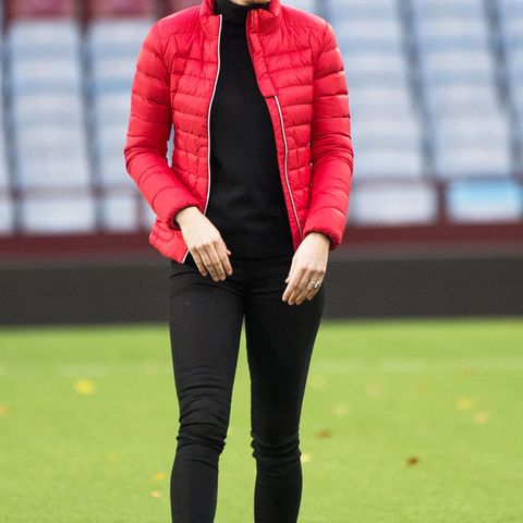 In Sneaker und mit Light-Daunenjacke besucht Herzogin Catherine das "St. Andrews"-Stadium in Birmingham. 