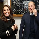 22. November 2017  Lachend stellen Herzogin Catherine und Prinz William fest, dass sie die Lautstärke der Trillerpfeife wohl etwas unterschätzt haben.