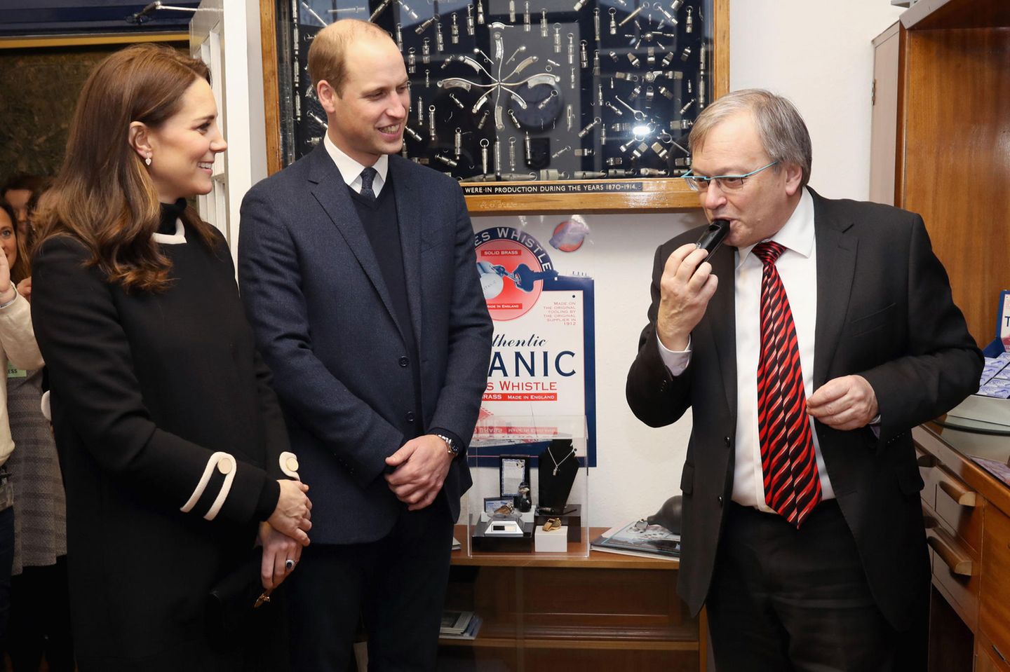 22. November 2017   Während des Besuchs der Firma "Acme Whistles", dem weltgrößten Produzenten von Trillerpfeifen, werden Herzogin Catherine und Prinz William einige der Produkte demonstriert ...