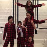 22. November 2017  Familie Lopez-Rodriguez lässt Pyjama für sich sprechen. "Schaut her, wir gehören zusammen", scheint sie mit ihrem Schlafanzug-Look sagen zu wollen. Die vier Kids von Jennifer und Alex sind alles andere als kleinkariert. Nur Stiefgeschwister? Nicht mit ihnen. Sie sind eine happy Family.